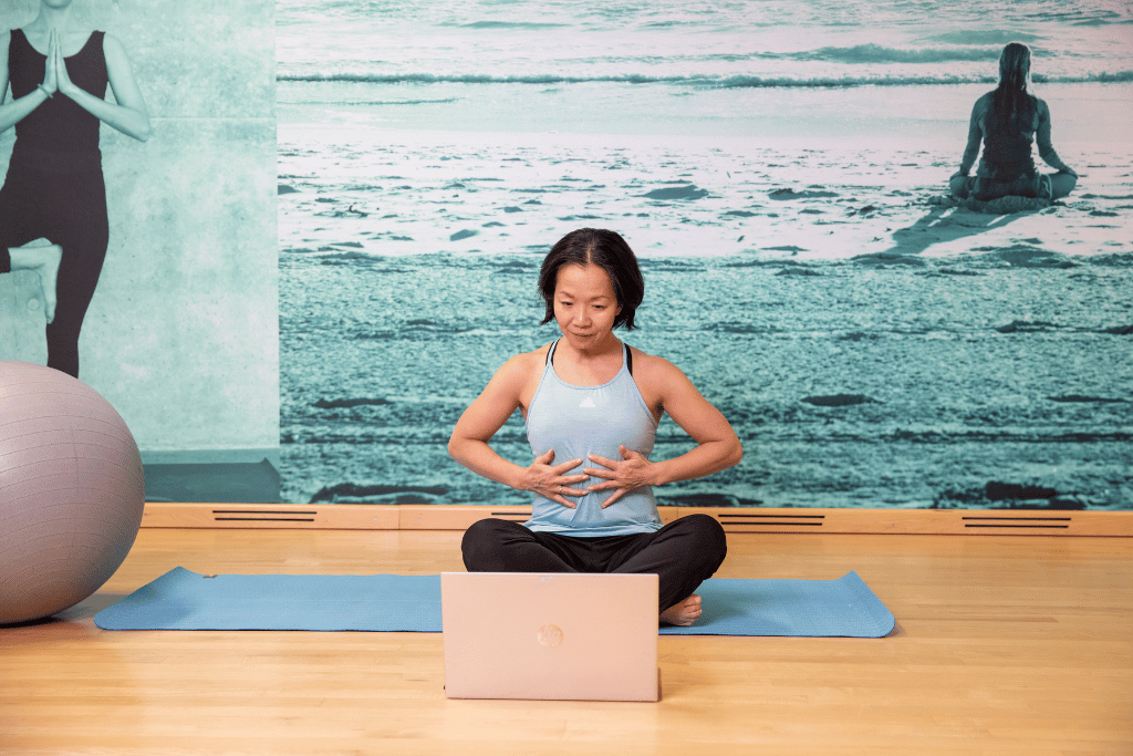 fit achter je bureau 3 min work break voor een sterke en soepele rug